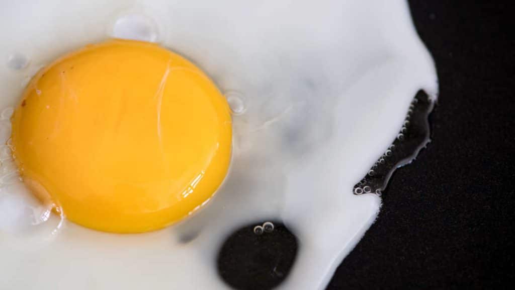 Домашние хитрости: Опасно ли красное пятно на яичном желтке?