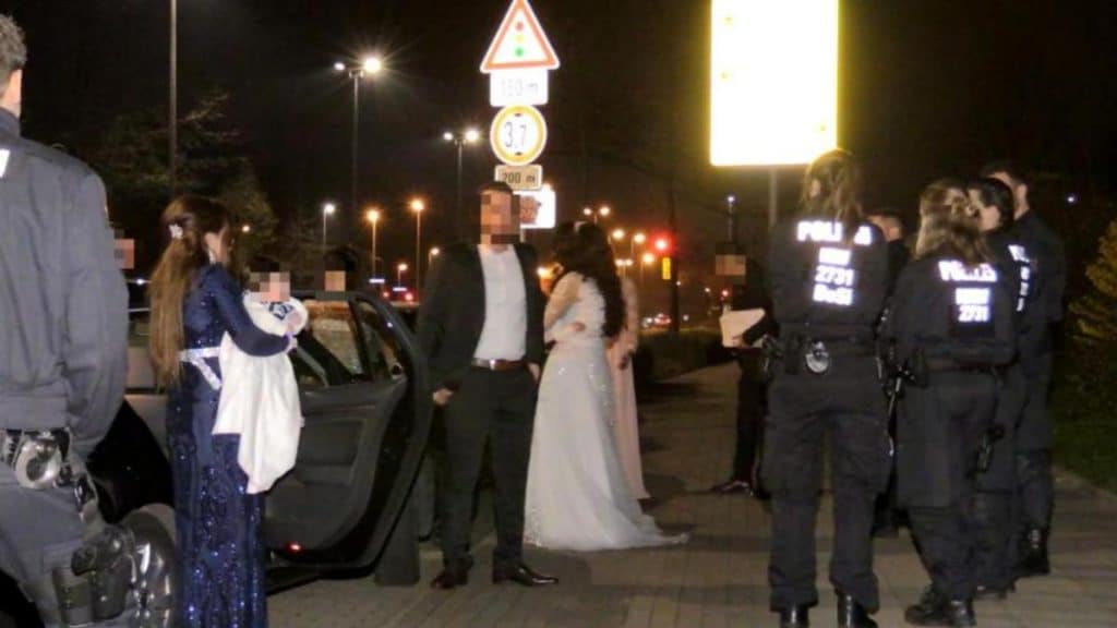 Происшествия: В Эссене полиция остановила мчащийся ливанский свадебный кортеж