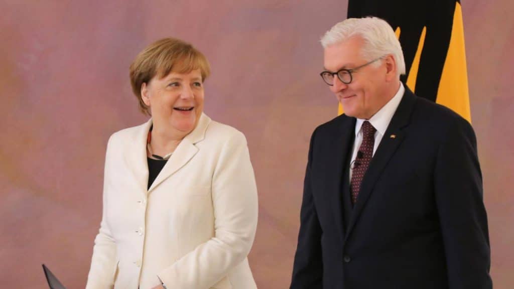 Деньги: Бундестаг урезал расходы на бывших канцлеров и президентов: Меркель и Штайнмайера эта участь миновала