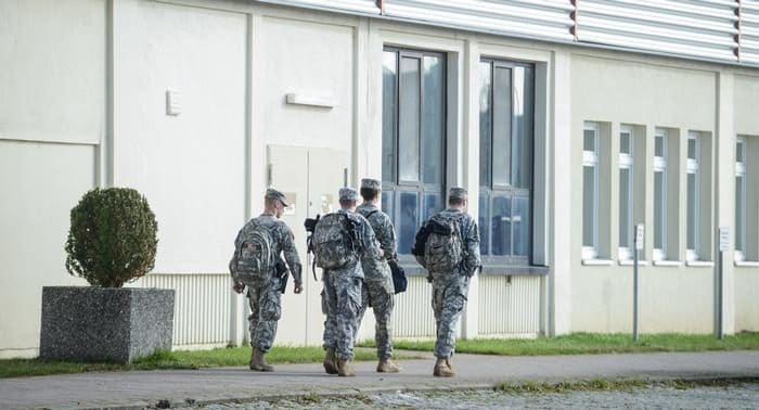 Политика: Трамп хочет получать больше за размещение американских солдат в других странах