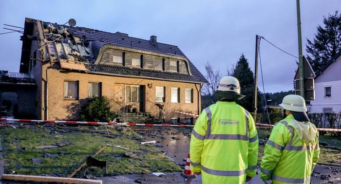 Происшествия: Мощный смерч посеял разрушение в немецком городке