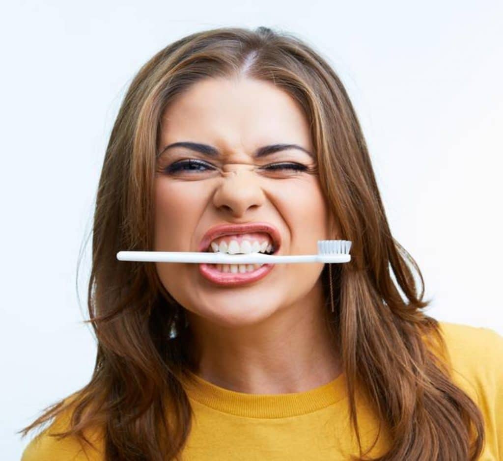 Домашние хитрости: 7 вещей, для которых пригодится зубная щетка