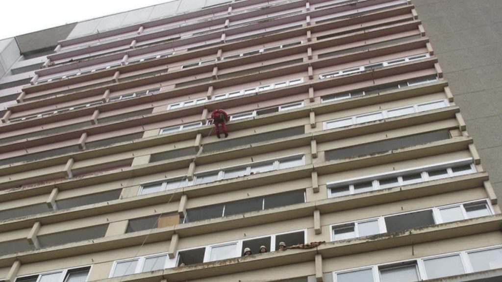 Происшествия: Сын запер отца на балконе восьмого этажа, и тот упал вниз