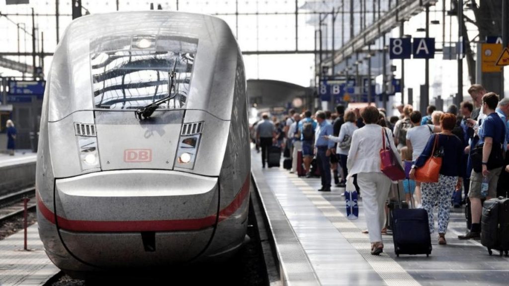 Общество: Машинисты Deutsche Bahn вынуждены экономить электроэнергию, отключая кондиционеры и провоцируя опоздания