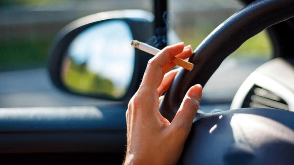 Общество: В Германии хотят ввести запрет на курение в авто