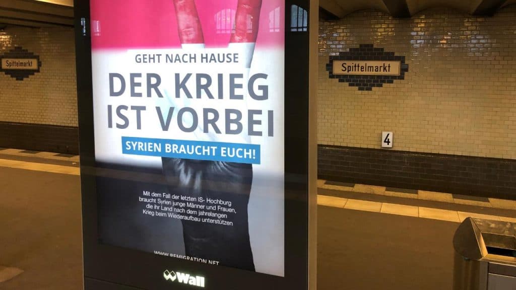 Происшествия: В Берлине появились шокирующие плакаты: «Беженцы, идите домой! Вы нужны Сирии!»