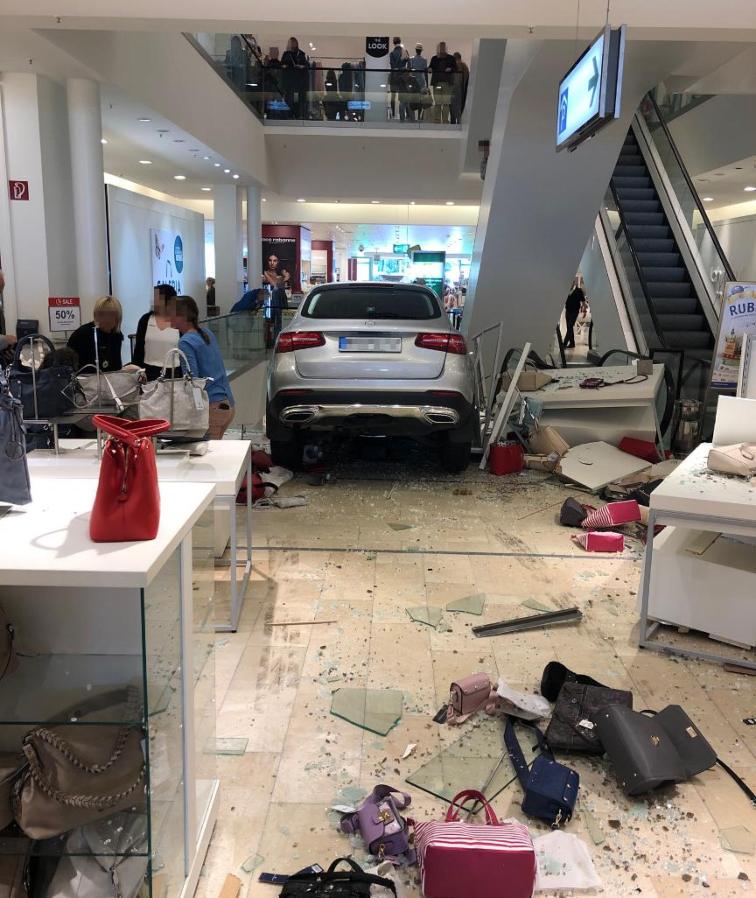 Происшествия: В Гамбурге пенсионер на скорости въехал в торговый центр рис 2