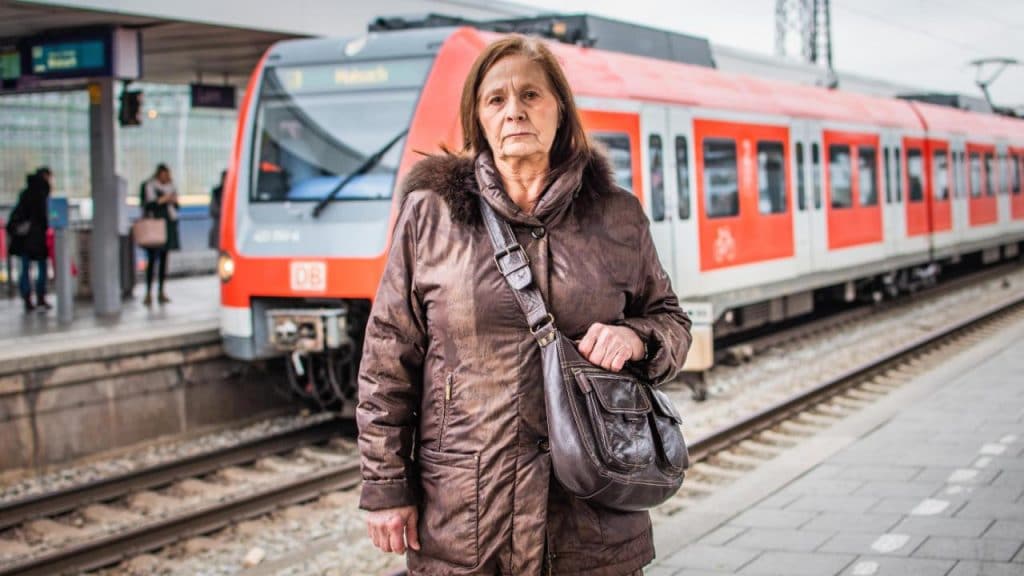 Общество: Пенсионерка вынуждена заплатить штраф за то, что зашла в поезд на две минуты раньше