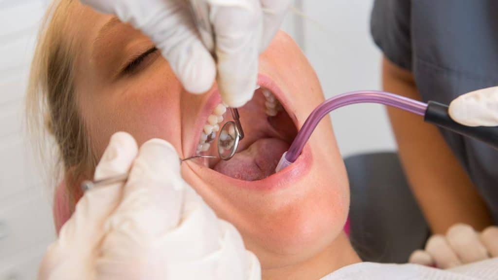 Общество: Дополнительная страховка на лечение зубов: когда выгодно ее оформлять?