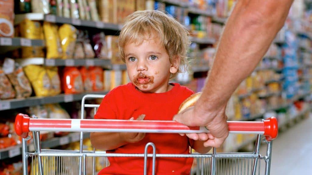 Закон и право: Должны ли родители платить за товары, которые ребенок съел в супермаркете?
