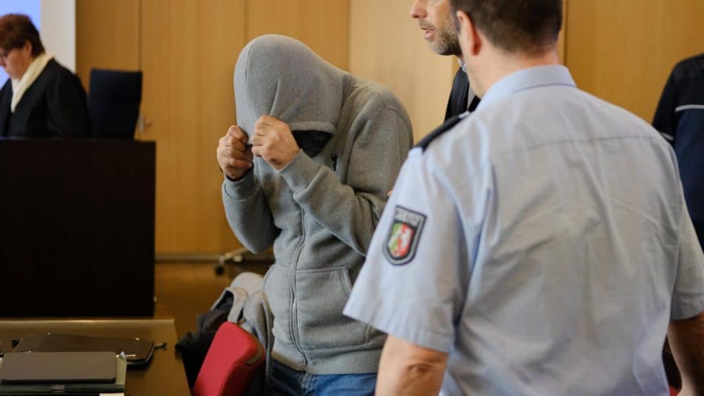 Происшествия: Иранца, убившего женщину в Дюссельдорфе, приговорили к пожизненному заключению