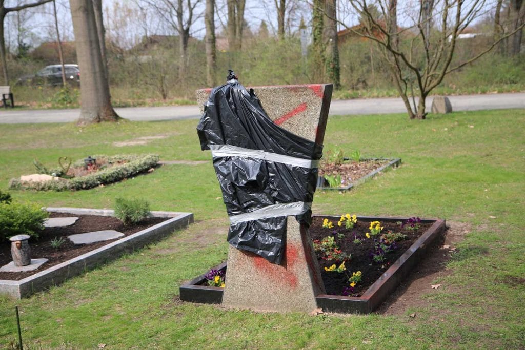 Происшествия: В Берлине вандалы осквернили могилы полицейских