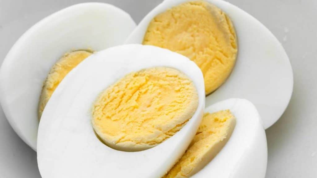 Домашние хитрости: Можно ли есть яйца вкрутую, если на желтке появился зеленый ободок