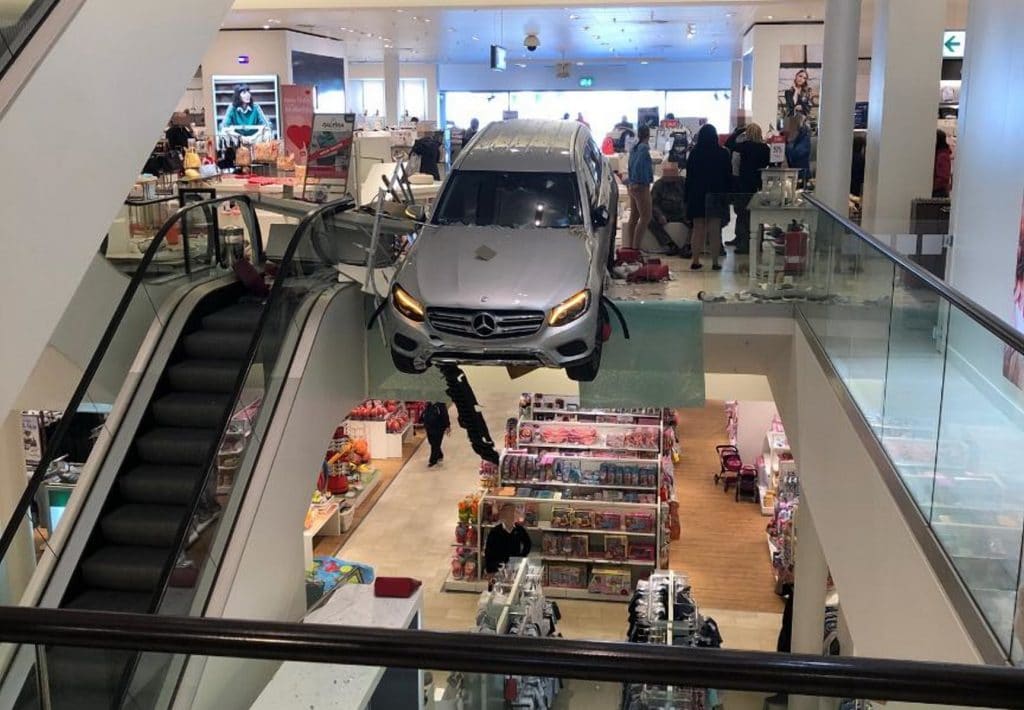 Происшествия: В Гамбурге пенсионер на скорости въехал в торговый центр