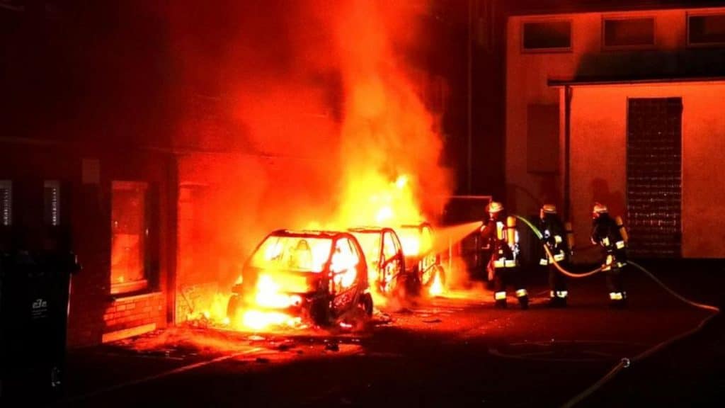 Происшествия: Эссен: неизвестные подожгли три авто с рекламой АдГ