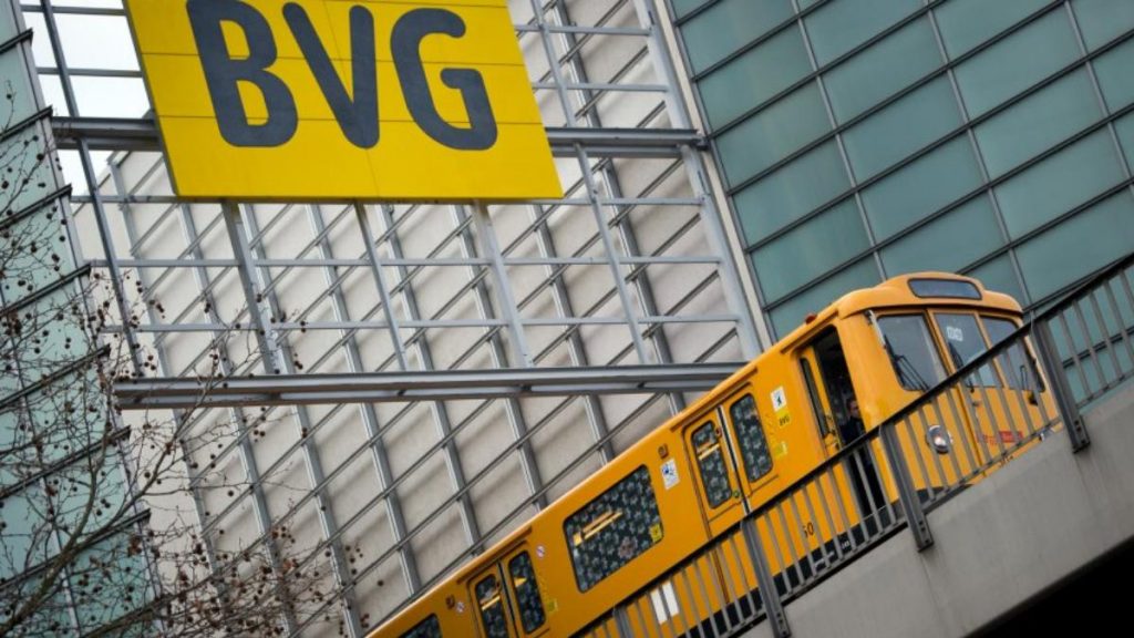 Общество: Транспортный коллапс в Берлине: не работает метро, стоят автобусы и трамваи