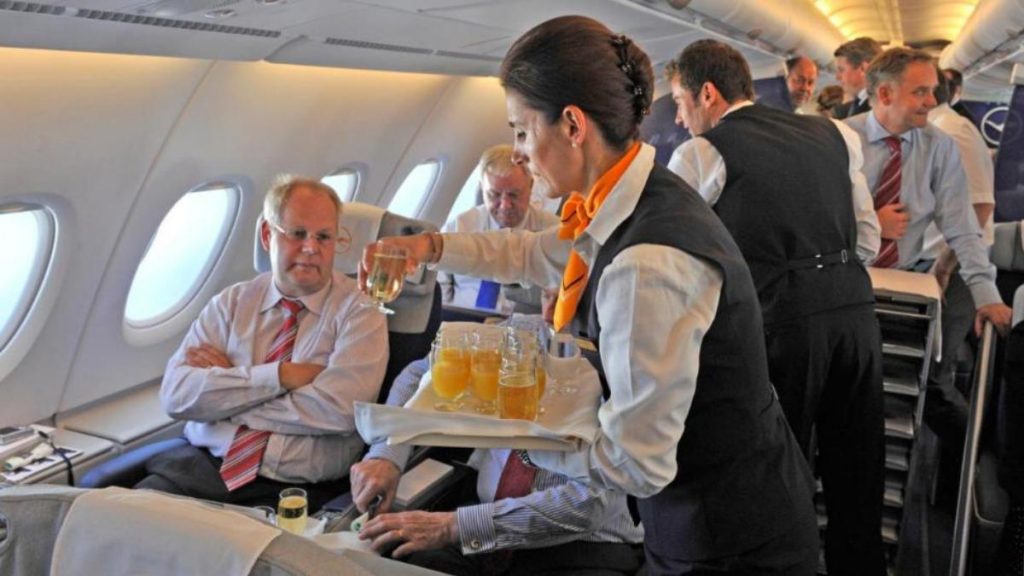 Полезные советы: Как в самолете пересесть в бизнес-класс, если у вас билет эконом-класса?
