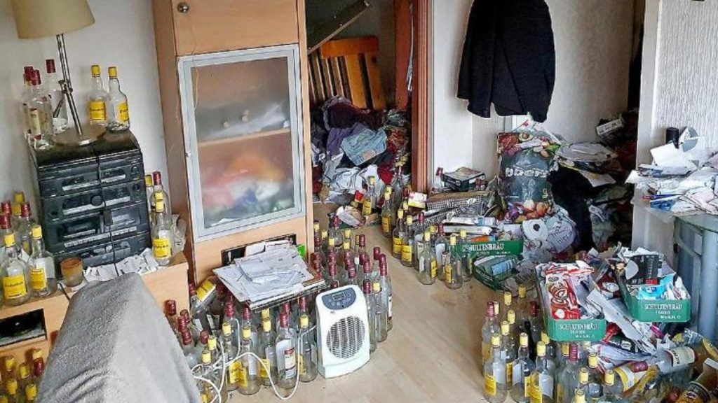 Происшествия: Квартиросъемщик исчез, оставив после себя 2000 пустых бутылок и кучу мусора