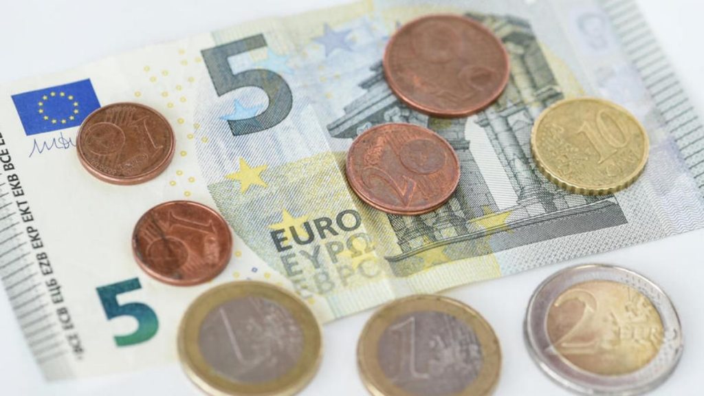 Деньги: Почему квалифицированные сотрудники в Германии зарабатывают менее €2000 в месяц?