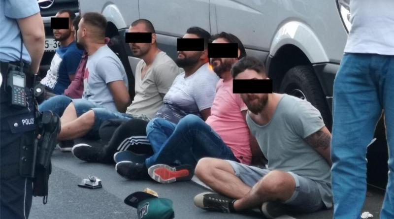 Происшествия: Мюльхайм: 50 агрессивных мужчин вышли на улицу, угрожая полицейским
