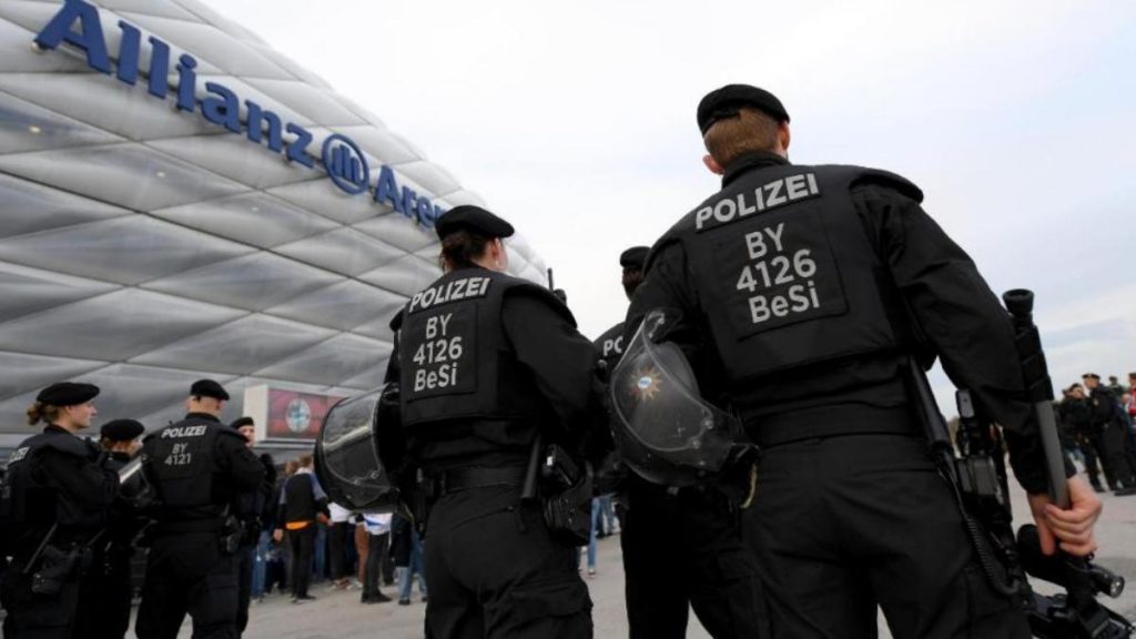 Происшествия: Футбольный матч в Мюнхене: неизвестный стрелял в прохожего, нарушители оплевали полицейских