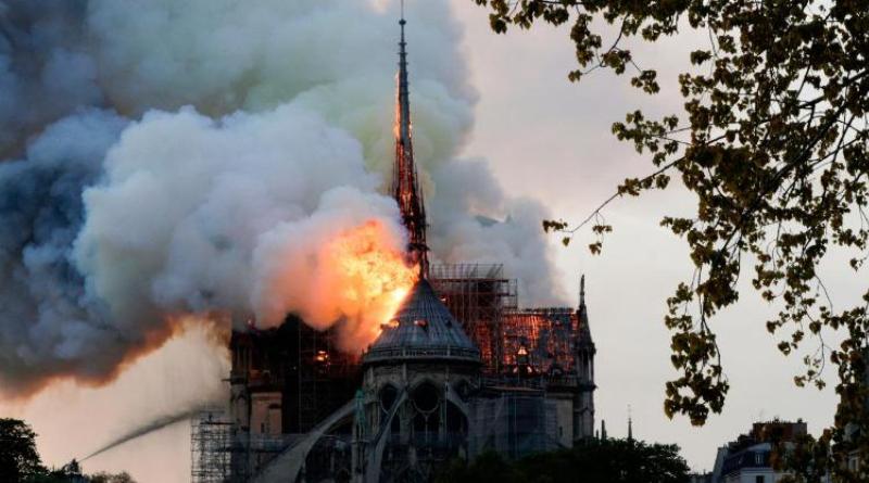 Отовсюду обо всем: В Париже горит Нотр-Дам