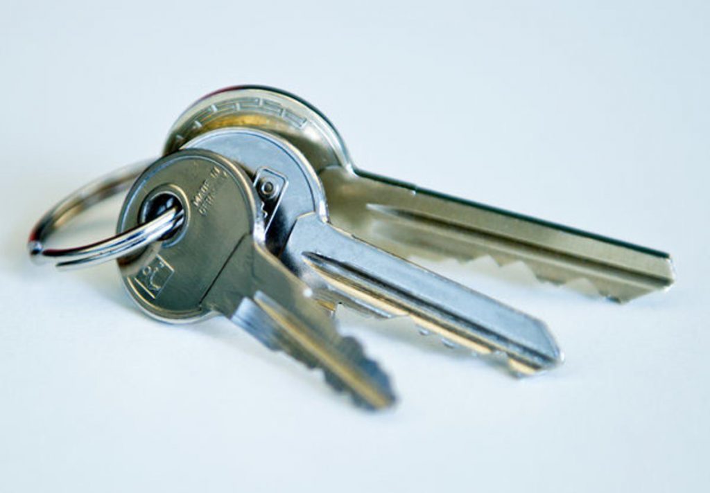 Закон и право: Может ли арендодатель иметь второй ключ от квартиры