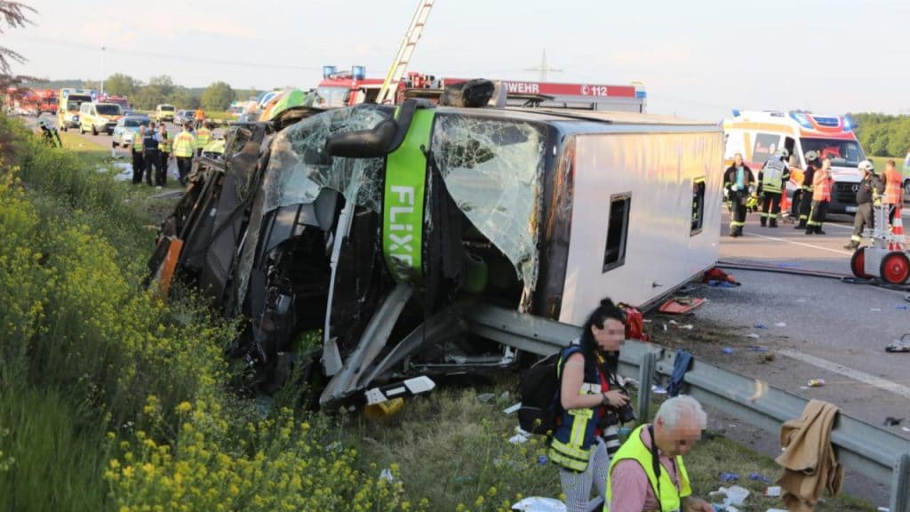 Происшествия: Возле Лейпцига перевернулся пассажирский автобус: есть жертвы