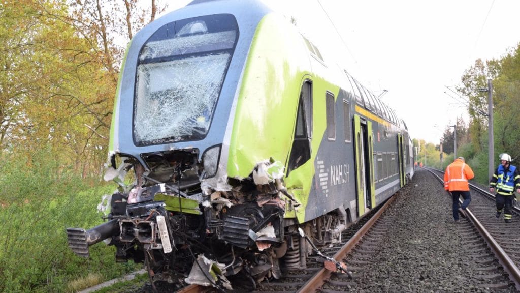 Происшествия: В Шлезвиг-Гольштейне пассажирский поезд врезался в грузовик: пострадало более 20 человек