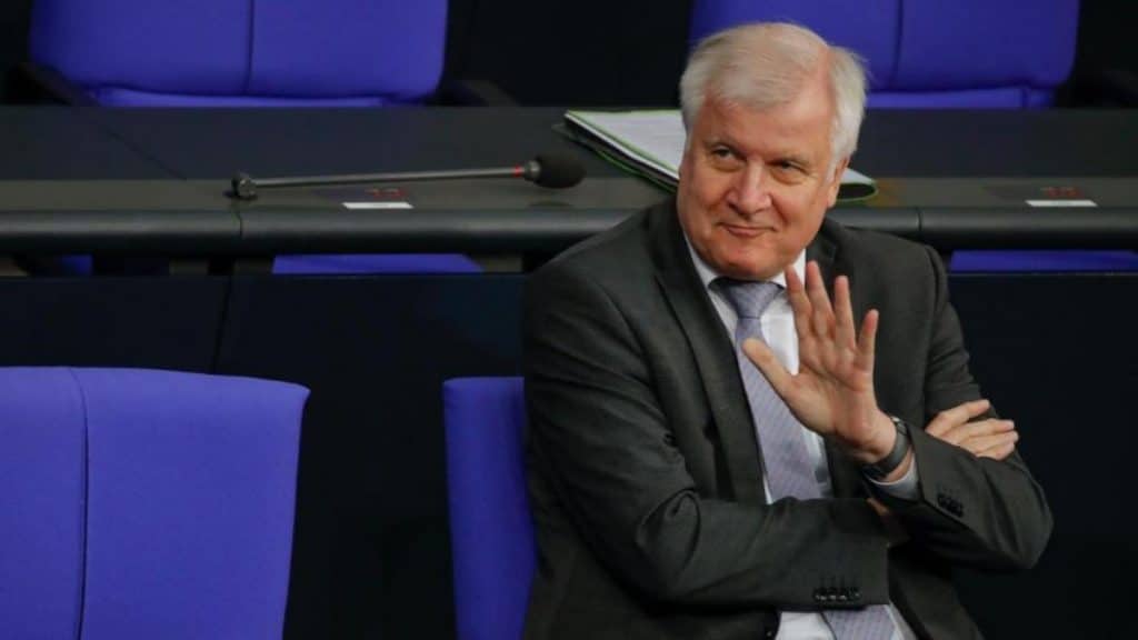 Политика: Зеехофер уходит из политики и не будет участвовать в следующих выборах