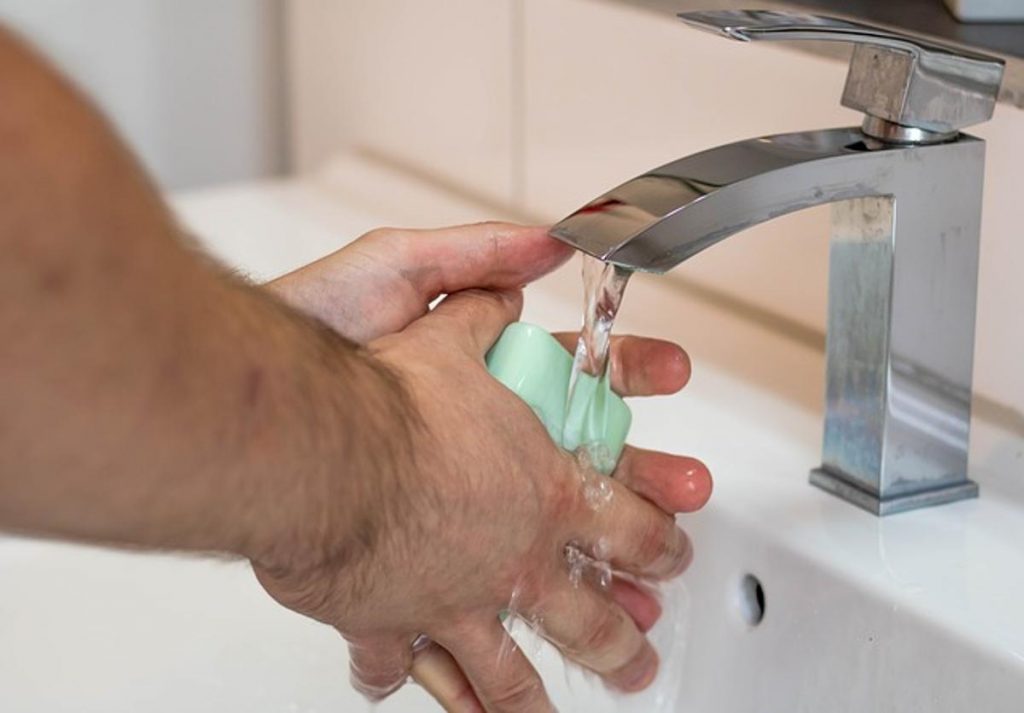 Домашние хитрости: Действительно ли полезнее мыть руки горячей водой, чем холодной?