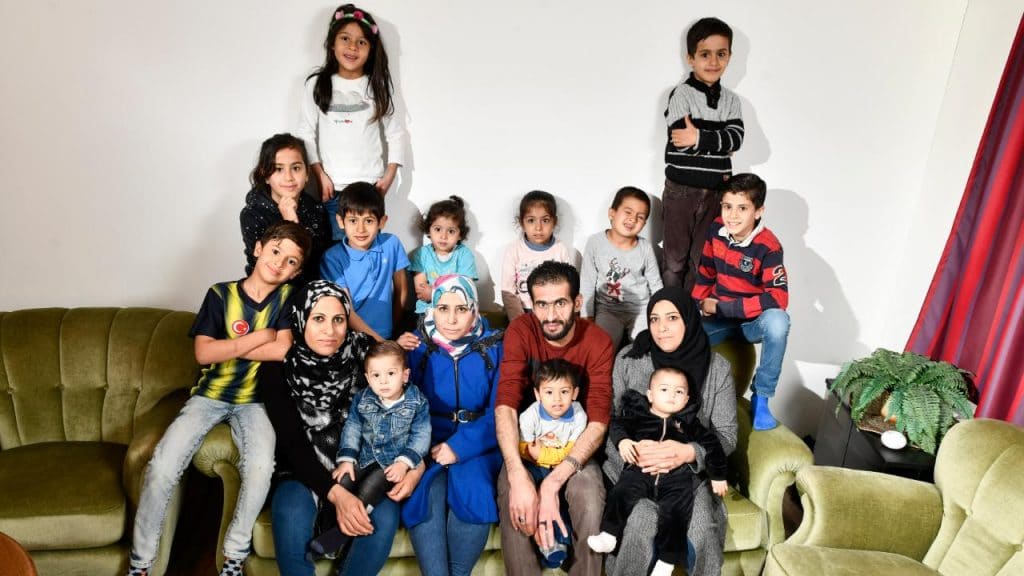Общество: Истории беженцев: как живет сириец с тремя женами и 13 детьми в Германии