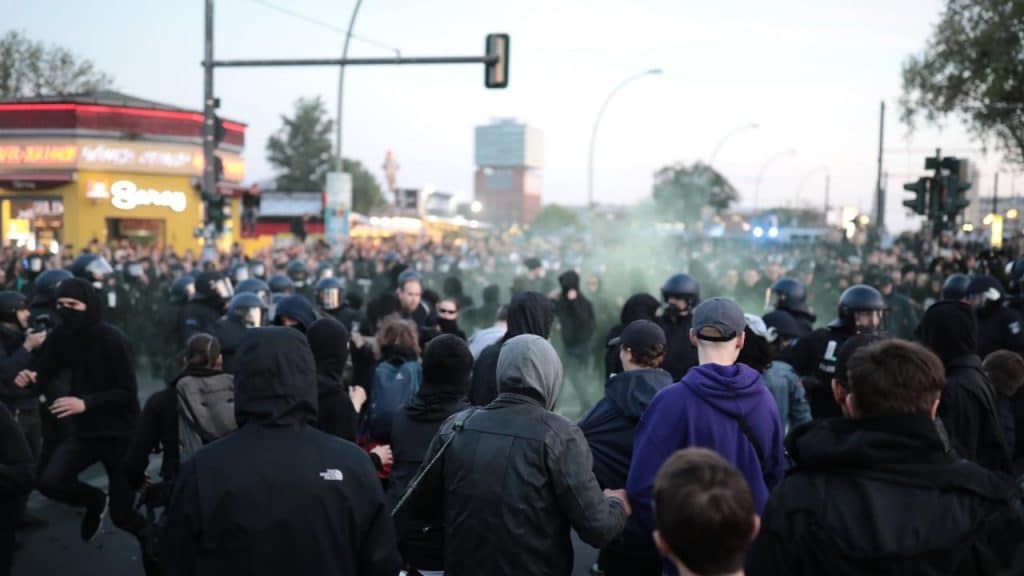 Происшествия: 1 мая в Берлине: более 100 арестов и 30 пострадавших