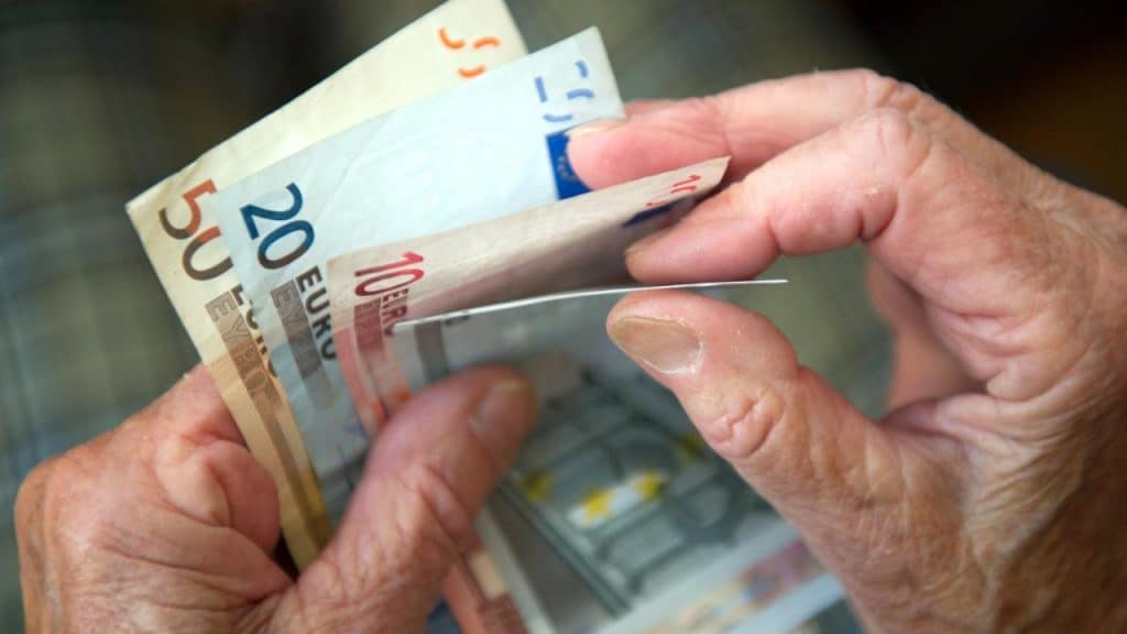Деньги: Сколько немцам нужно откладывать денег для безбедной старости?