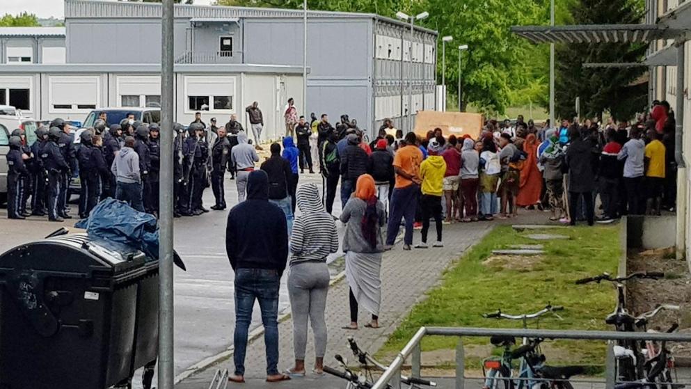 Происшествия: В Регенсбурге беженцы сплотились против сотрудников полиции
