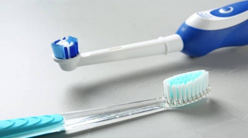 Домашние хитрости: Какая зубная щетка лучше: электрическая или обычная?
