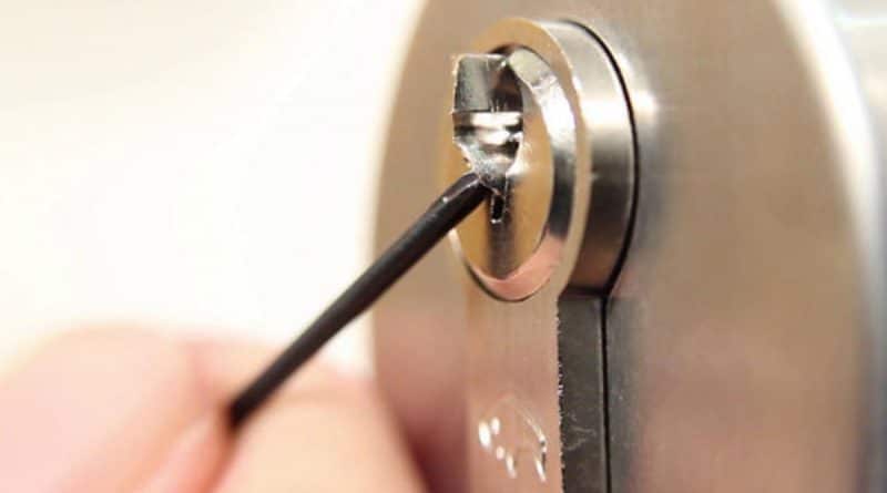 Домашние хитрости: Как вытащить сломанный ключ из замка: 3 простых способа