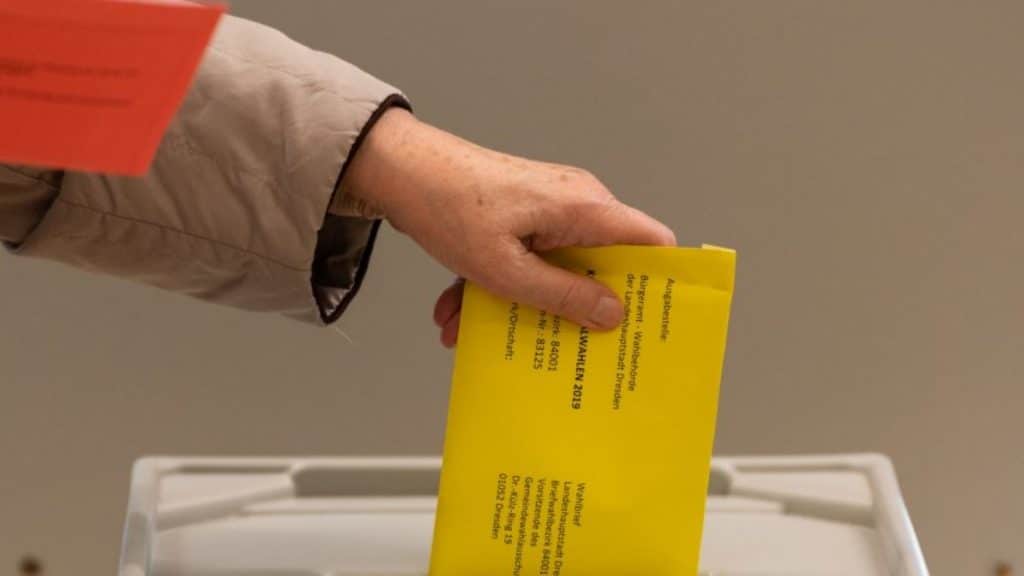 Общество: Выборы в Саксонии: женщине пришел уже заполненный бюллетень, в котором проголосовали за АдГ