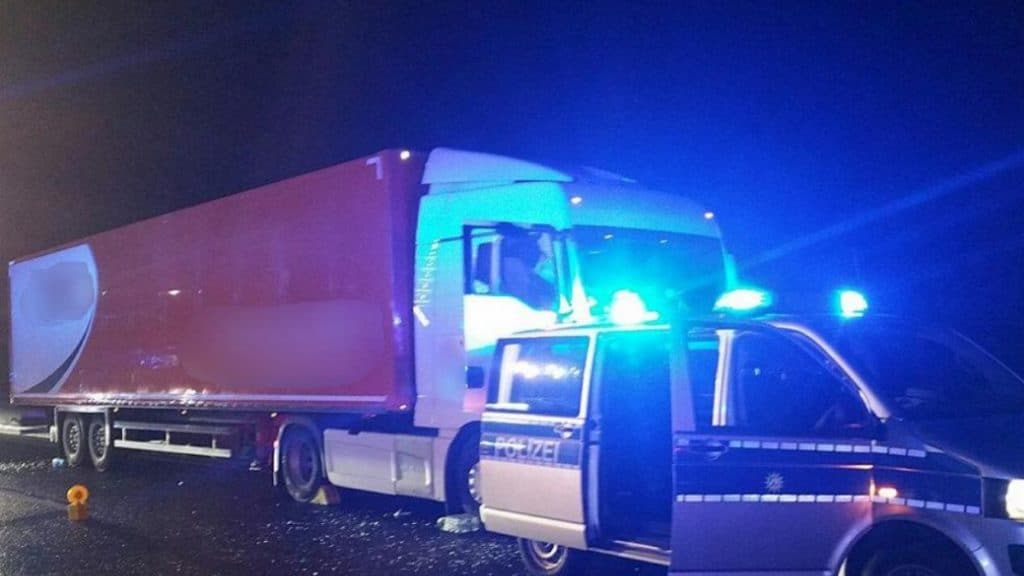Происшествия: По трассе А1 ехал 40-тонный грузовик без водителя: мужчина пробрался в кабину и смог его остановить