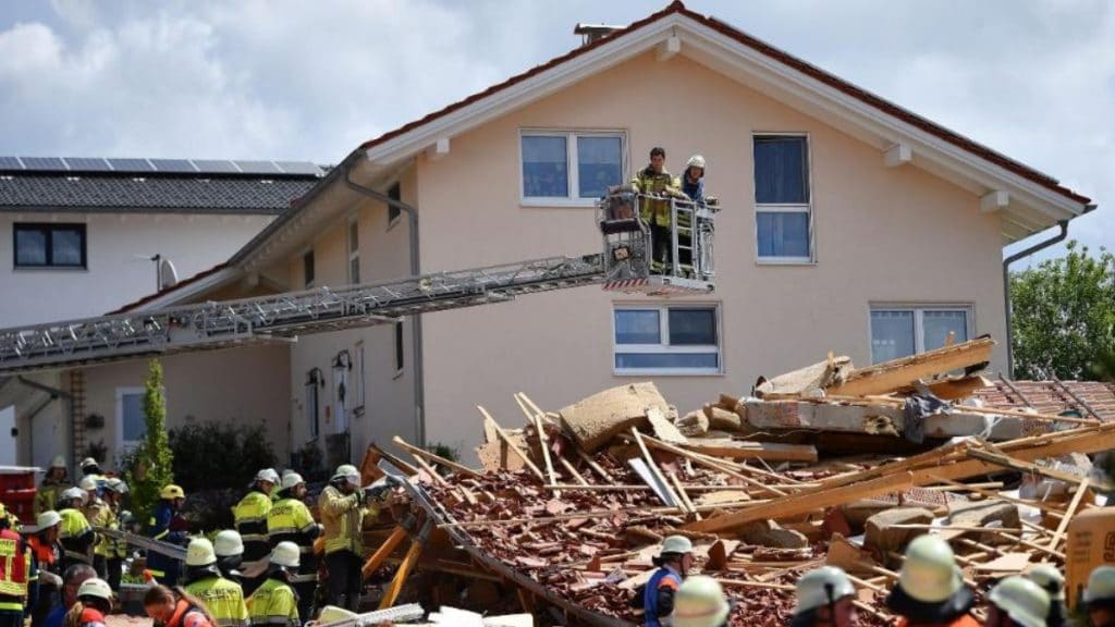 Происшествия: Взрыв в жилом доме в Баварии: спасатели нашли труп мужчины, поиски семилетней девочки продолжаются