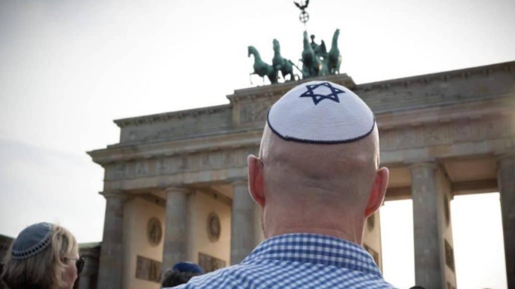 Общество: Опасно ли в Германии носить кипу? Мнение евреев