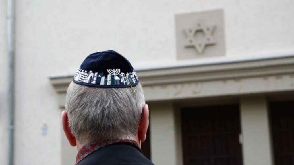 Общество: В Германии евреев предостерегли от ношения кипы