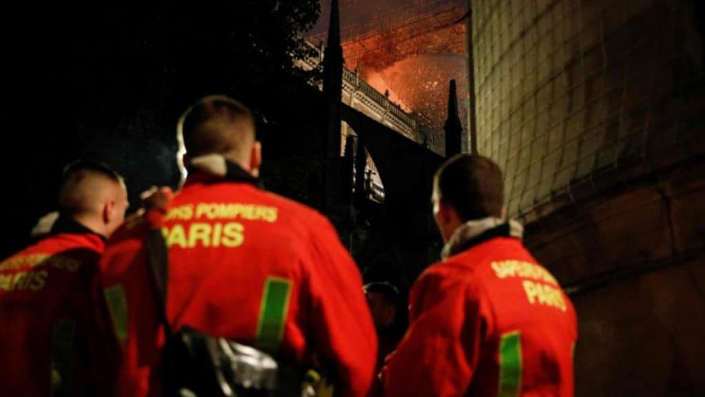 Отовсюду обо всем: Пожарные, которые спасали Нотр-Дам от огня, вшестером изнасиловали 20-летнюю туристку