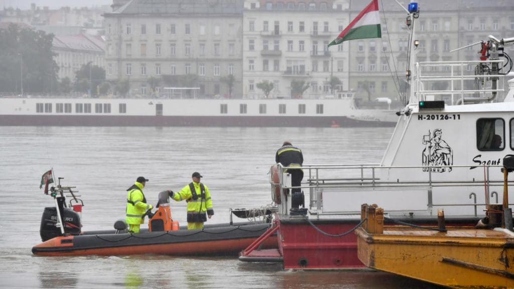 Отовсюду обо всем: Столкновение теплоходов в Будапеште: из Дуная начали доставать тела погибших туристов