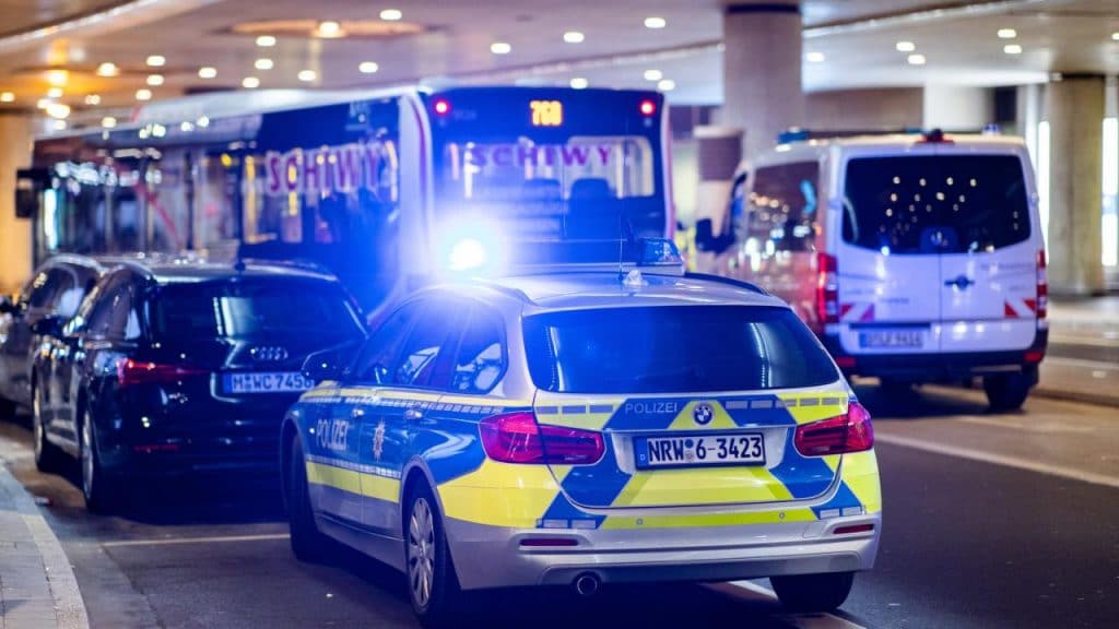 Происшествия: В аэропорту Дюссельдорфа мужчина напал с ножом на водителя автобуса