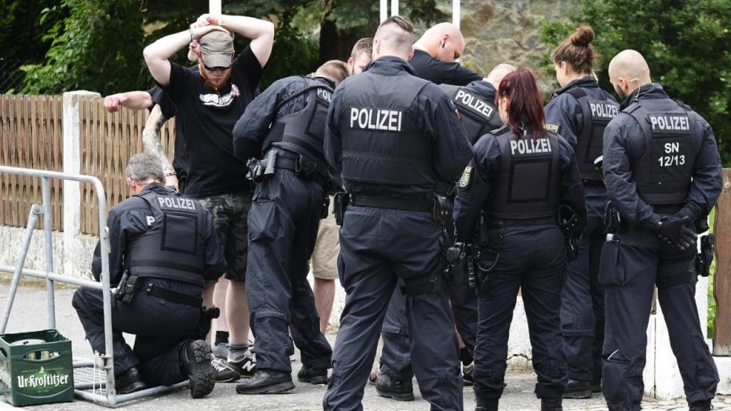 Общество: Скандал в Саксонии: неонацисты среди полицейских?