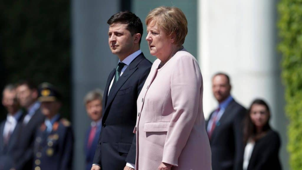 Происшествия: Что с Меркель? Во время исполнения гимна канцлера начало трясти