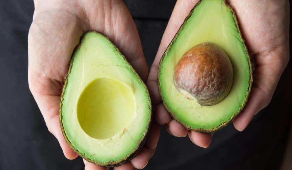 Домашние хитрости: Почему не стоит кушать ядра авокадо