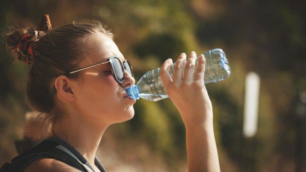 Здоровье: Этот простой трюк поможет узнать, достаточно ли жидкости вы употребляете летом