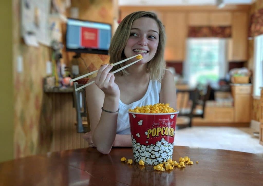 Досуг: Почему стоит кушать попкорн китайскими палочками